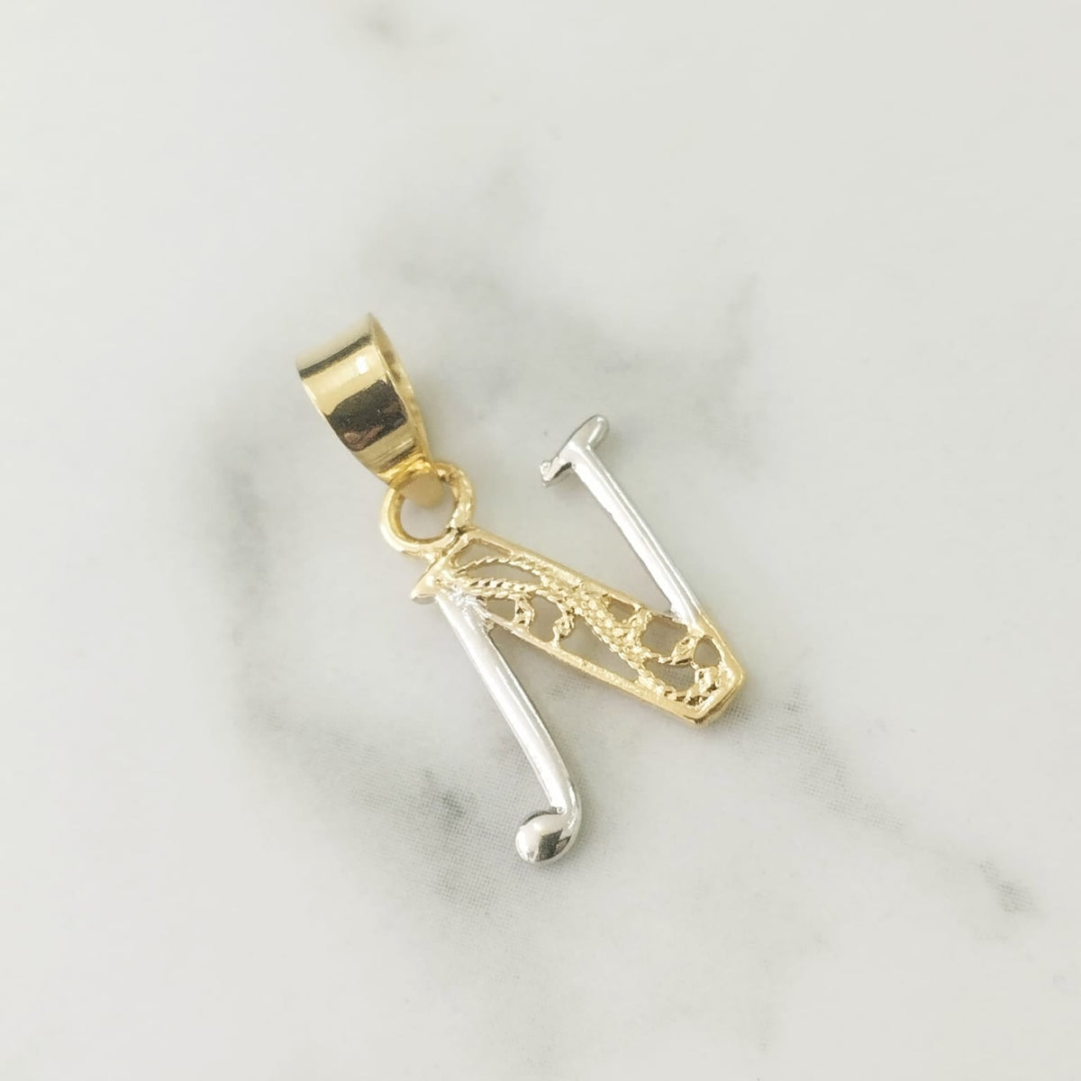 Dije letra N oro amarillo y blanco 2cm / 0.75 /gr ID: 1921
