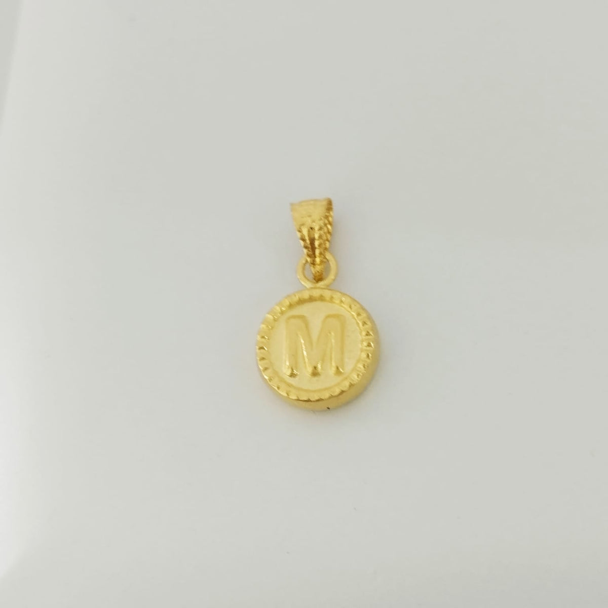 Dije Letra M Diamantada 1.5cm /0.43/gr ID: 2454