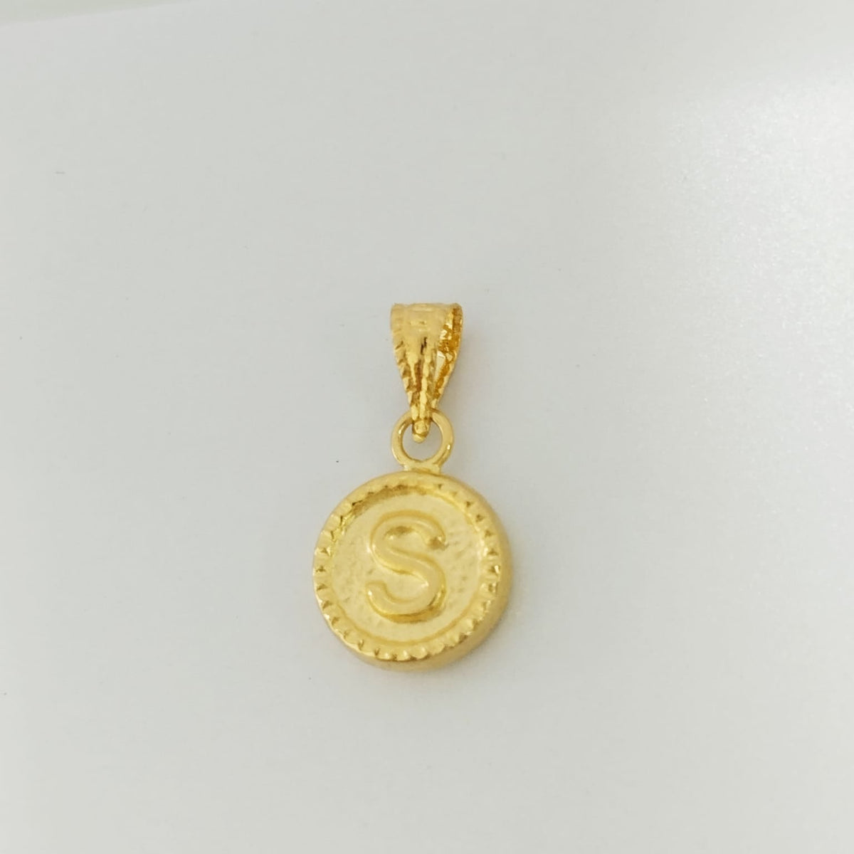 Dije Letra S Diamantada 1.5cm /0.46/gr ID: 2456