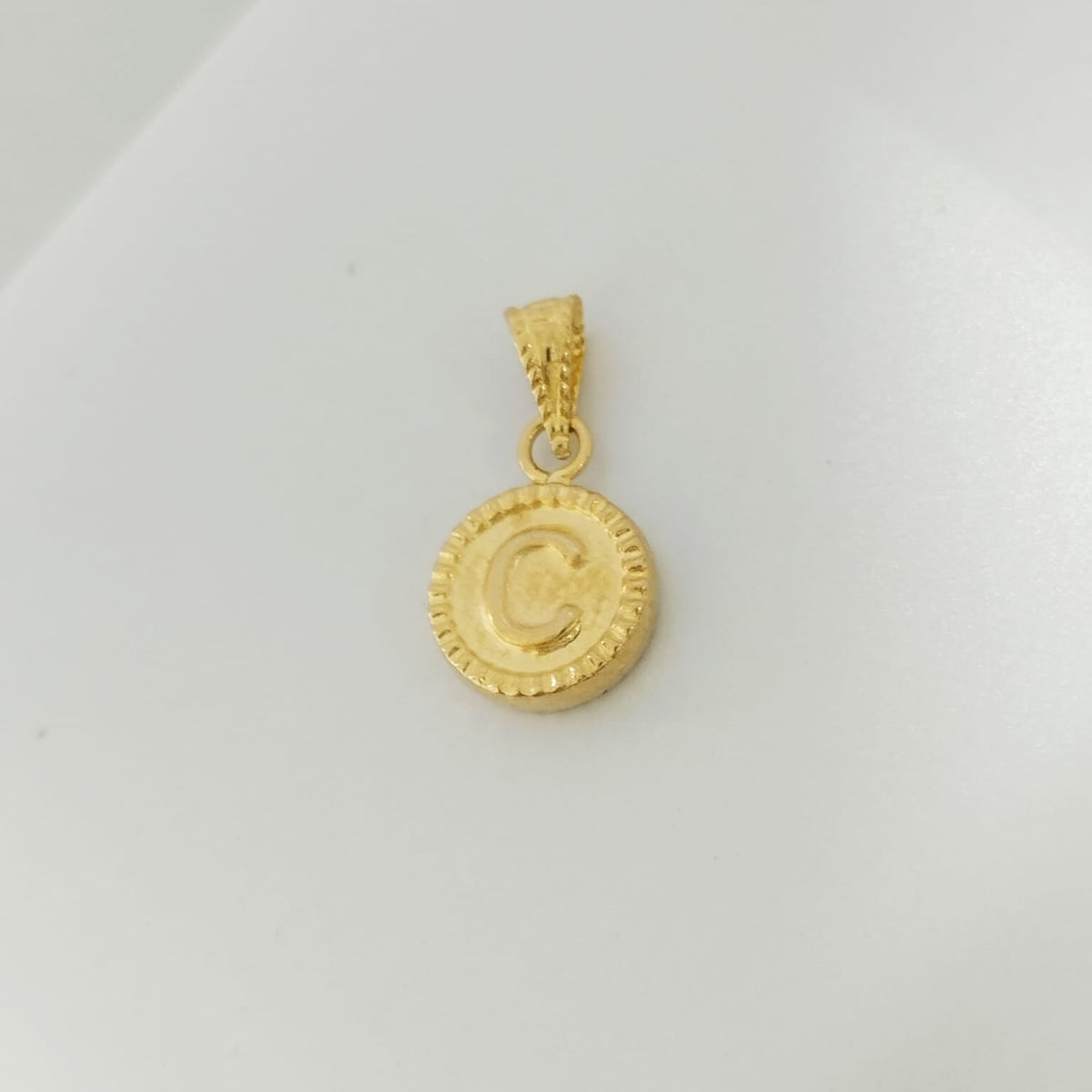 Dije Letra C Diamantada 1.5cm /0.43/gr ID: 2457