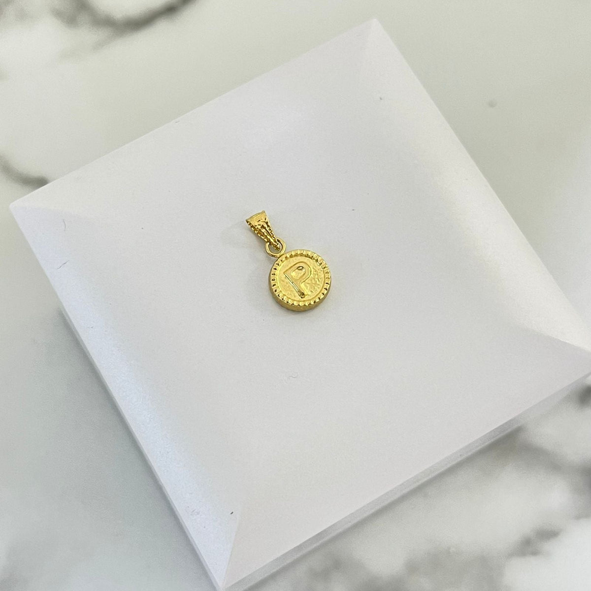 Dije Letra P Diamantada 1.5cm /0.43/gr ID: 2962