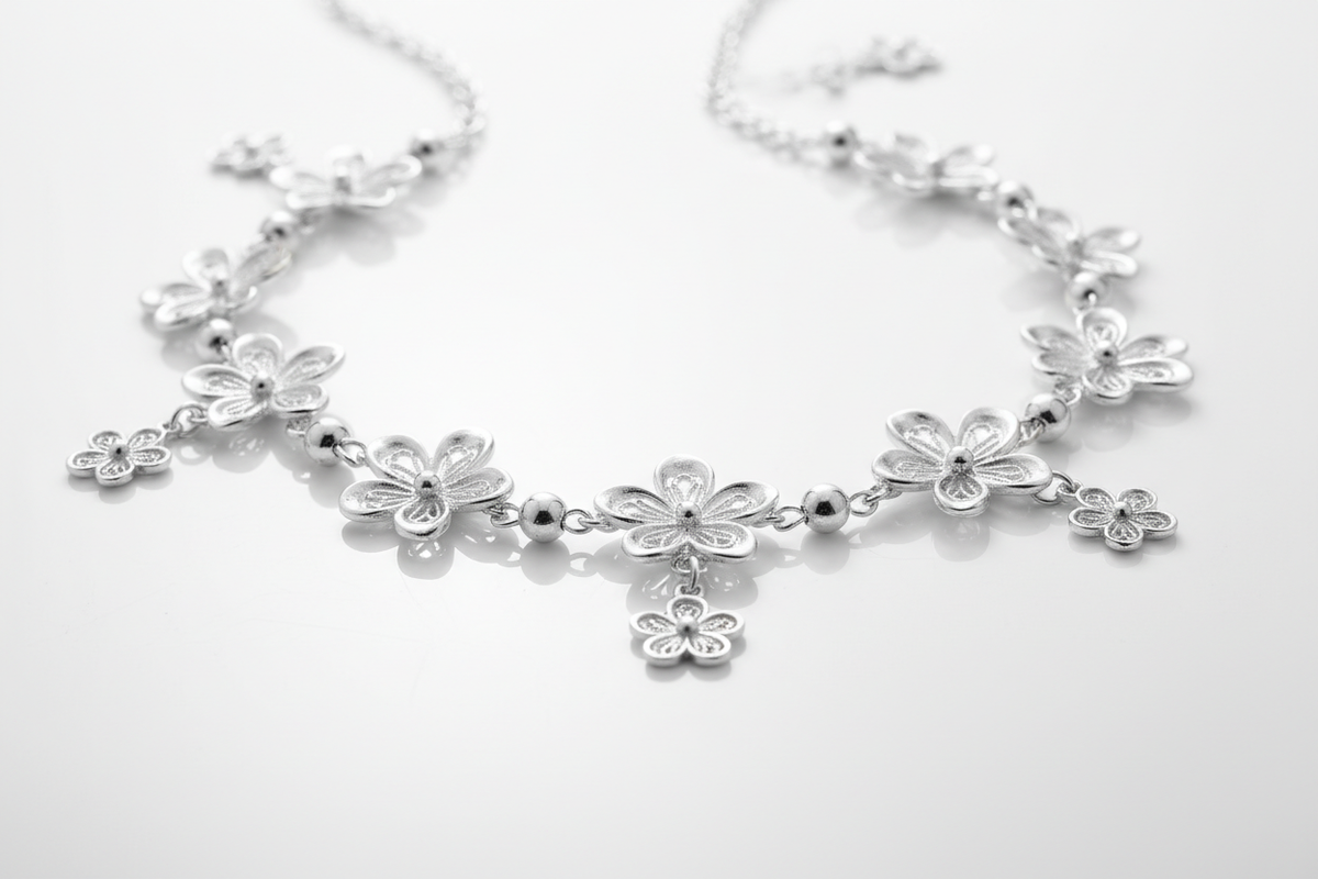 Cadena de plata con forma de flores 