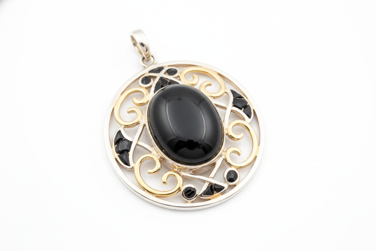 Dije en plata con incrustaciones de oro y obsidiana